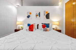 1 bedroom, desk, iron/ironing board, travel crib - Quaint and Stylish APT with King Bed for Long Term Stay (Philadelphia)