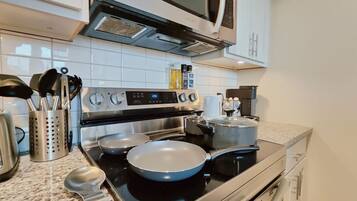 Refrigerador, microondas, horno, placa de cocina