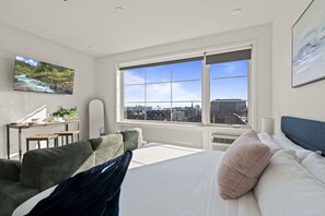 Schreibtisch, Bügeleisen/Bügelbrett, Reisekinderbett, WLAN