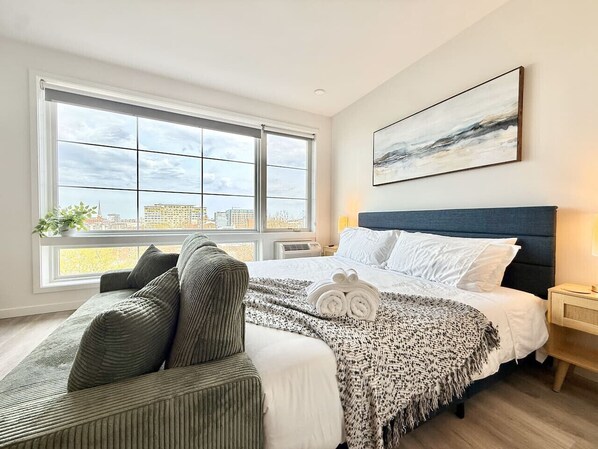 Bureau, fer et planche à repasser, lit de bébé portatif, Wi-Fi