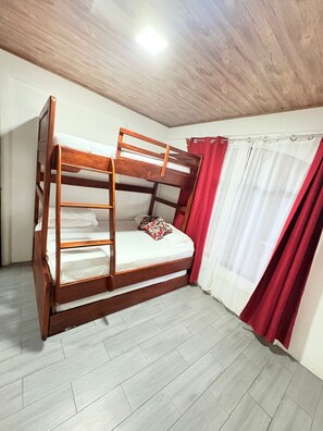 3 habitaciones, tabla de planchar con plancha, wifi y ropa de cama 