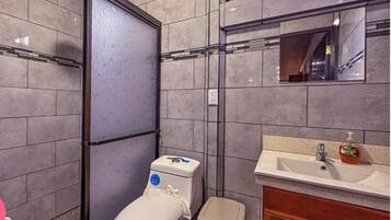 Serviettes fournies, savon, papier toilette
