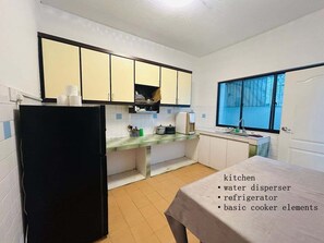 Vila básica | Cozinha privada | Geladeira, micro-ondas, talheres/pratos/utensílios de cozinha