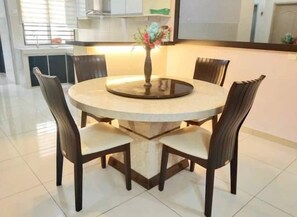 Tempat makan keluarga