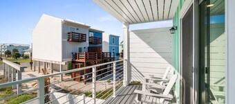 Marvelous NEW 4-bedroom 4.5 bathroom townhome 100 steps from Mexico Beach