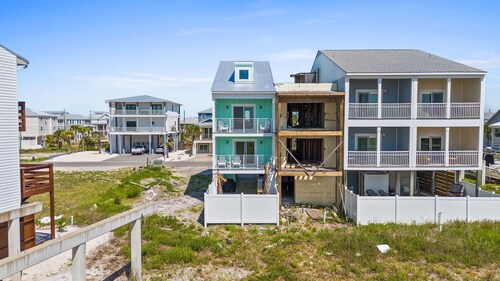Marvelous NEW 4-bedroom 4.5 bathroom townhome 100 steps from Mexico Beach