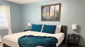 3 makuuhuonetta, työpöytä, silitysrauta/-lauta, vauvan matkasänky