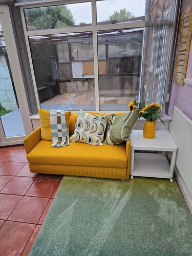 3 Bed House - Sleeps 5 - Pets - Garden - Parking