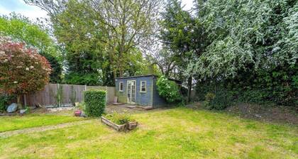 3 Bed House - Sleeps 5 - Pets - Garden - Parking