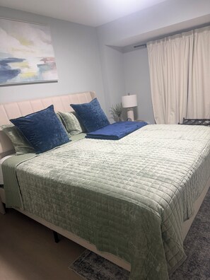 2 bedrooms, iron/ironing board, internet, bed sheets