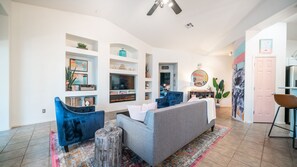 Televisor intel·ligent, taula de tennis de taula i llibres 