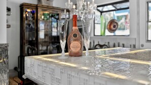 Una botella de champán Cuvée Rosé sobre la barra con dos copas.