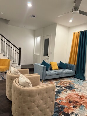 Living area - Luxury 3BR for Families, Nurses & Groups (Houston)