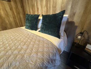 4 bedrooms, desk, iron/ironing board, free WiFi