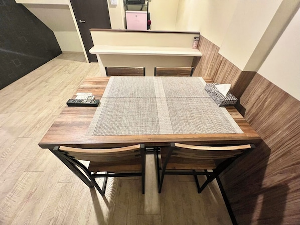 Comfort-værelse med 2 enkeltsenge - ikke-ryger | Spisning på værelset