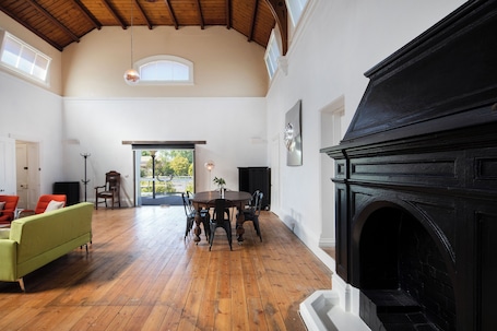 内装. Warracknabeal Courthouse — a unique heritage escape.