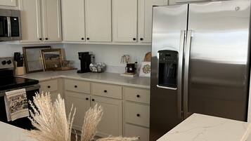 Micro-ondes, four, plaque de cuisson, lave-vaisselle