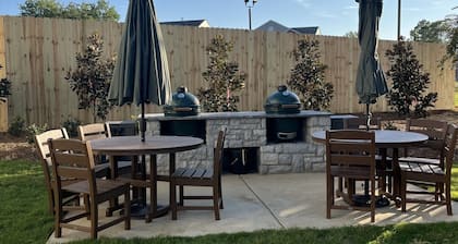 Welcoming 3-bedroom condo, On campus, short walk to Davis Wade and Dudy Noble