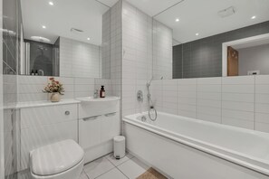 吹风机、毛巾、肥皂、洗发水