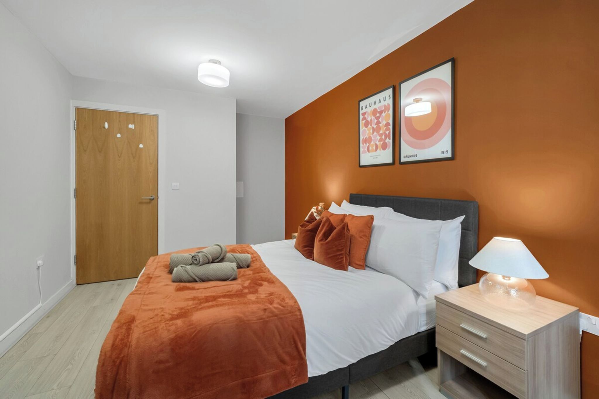 1 habitación, tabla de planchar con plancha, internet y ropa de cama 