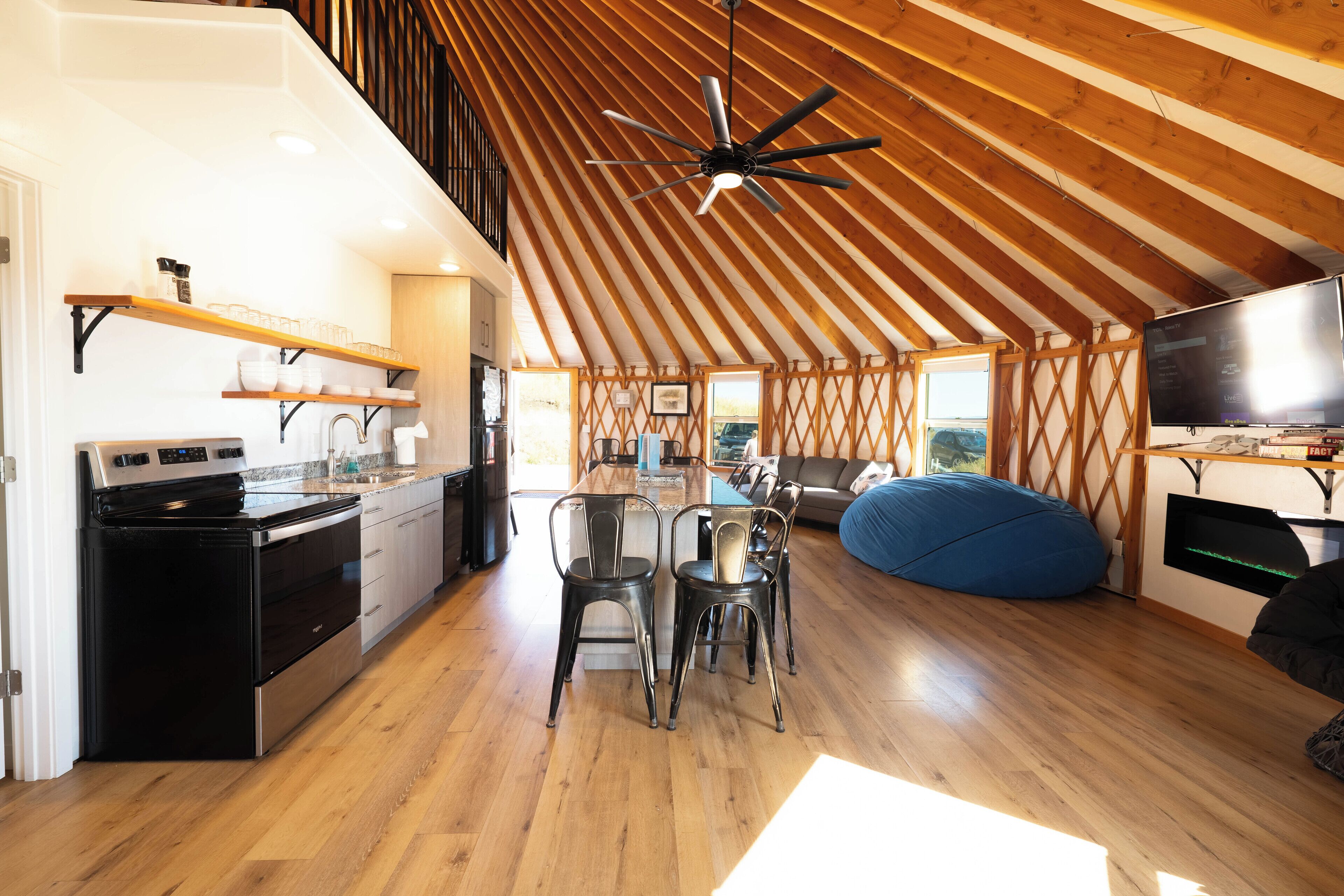 Een koelkast, een magnetron, een oven, een vaatwasser