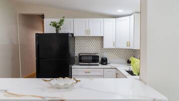 Kylskåp, mikrovågsugn, spishäll och kaffe- och tebryggare