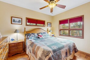 5 bedrooms, iron/ironing board, Internet, bed sheets