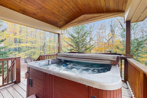 Charming 5BR House private with Hot Tub, Full Kitchen, Wifi, and Gas Grill