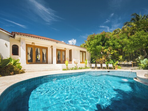 Roga Villa- Private, Tropical, Pool, Sauna, Ice Bath, 5 min to Encuentro beach