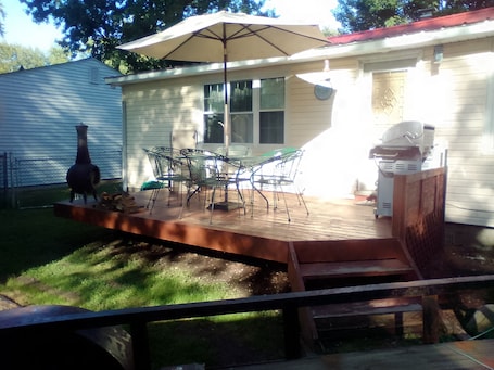 Outdoor dining. Charming 2-bedroom house in delightful Madison with AC