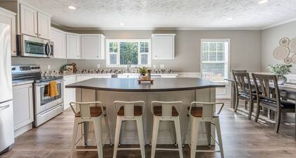 Sleeps 8, hot tub, secluded, spacious