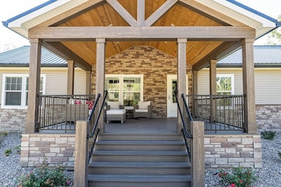 Spacious Lodge w/ Fire Pit & Hot Tub