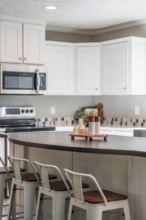 冰箱、微波炉、烤箱、炉灶