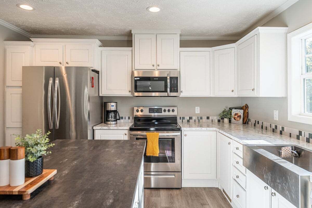 Frigorífico, microondas, horno y placa de cocina