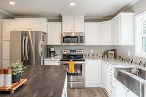 Geladeira, micro-ondas, fogão, cooktop