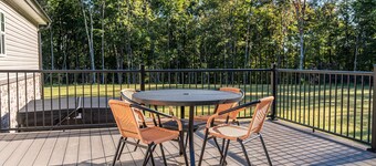 Sleeps 8, hot tub, secluded, spacious