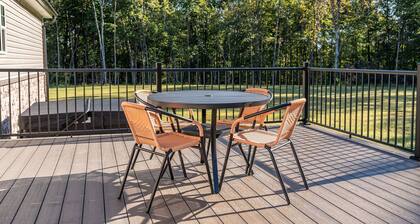 Sleeps 8, hot tub, secluded, spacious