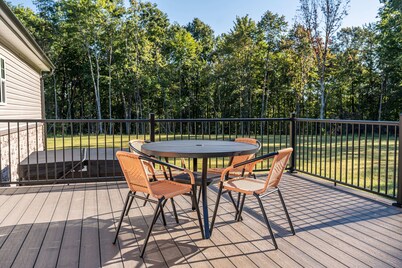 Sleeps 8, hot tub, secluded, spacious