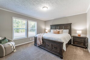 4 bedrooms, iron/ironing board, free WiFi, bed sheets