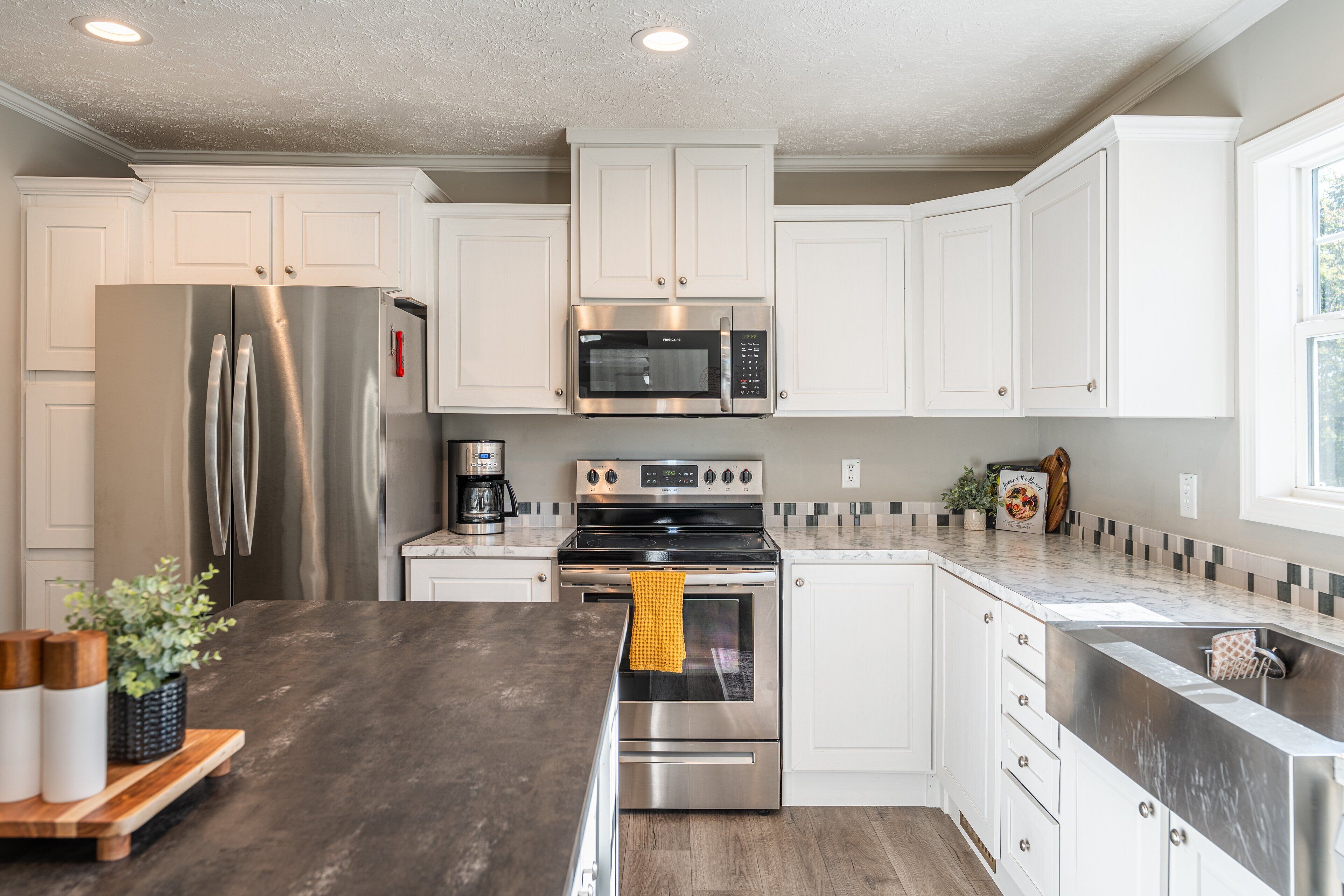 Geladeira, micro-ondas, fogão, cooktop