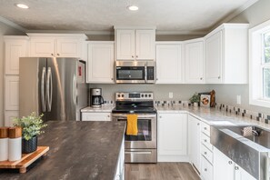 Fridge, microwave, oven, stovetop - Sleeps 8, hot tub, secluded, spacious (Wallingford)