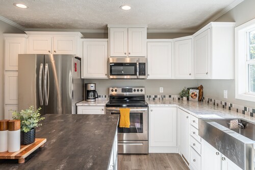 Sleeps 8, hot tub, secluded, spacious