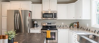 Sleeps 8, hot tub, secluded, spacious