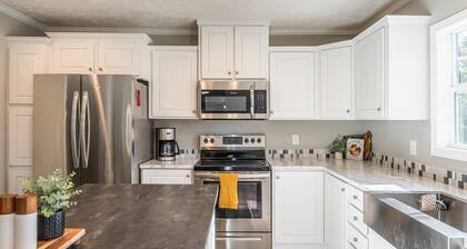 Sleeps 8, hot tub, secluded, spacious