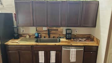 Een koelkast, een kookplaat