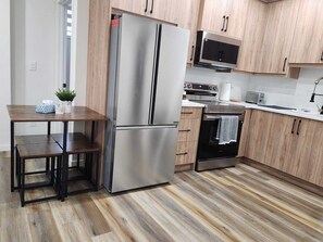 Mikrovågsugn, ugn, spishäll och diskmaskin