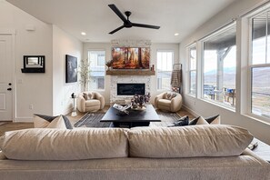 テレビ、暖炉、書庫