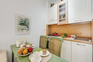 Fridge, oven, stovetop, coffee/tea maker - Il Giardino Sul Mare, Vallecrosia, Italy (Vallecrosia)