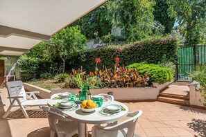 Outdoor dining - Il Giardino Sul Mare, Vallecrosia, Italy (Vallecrosia)