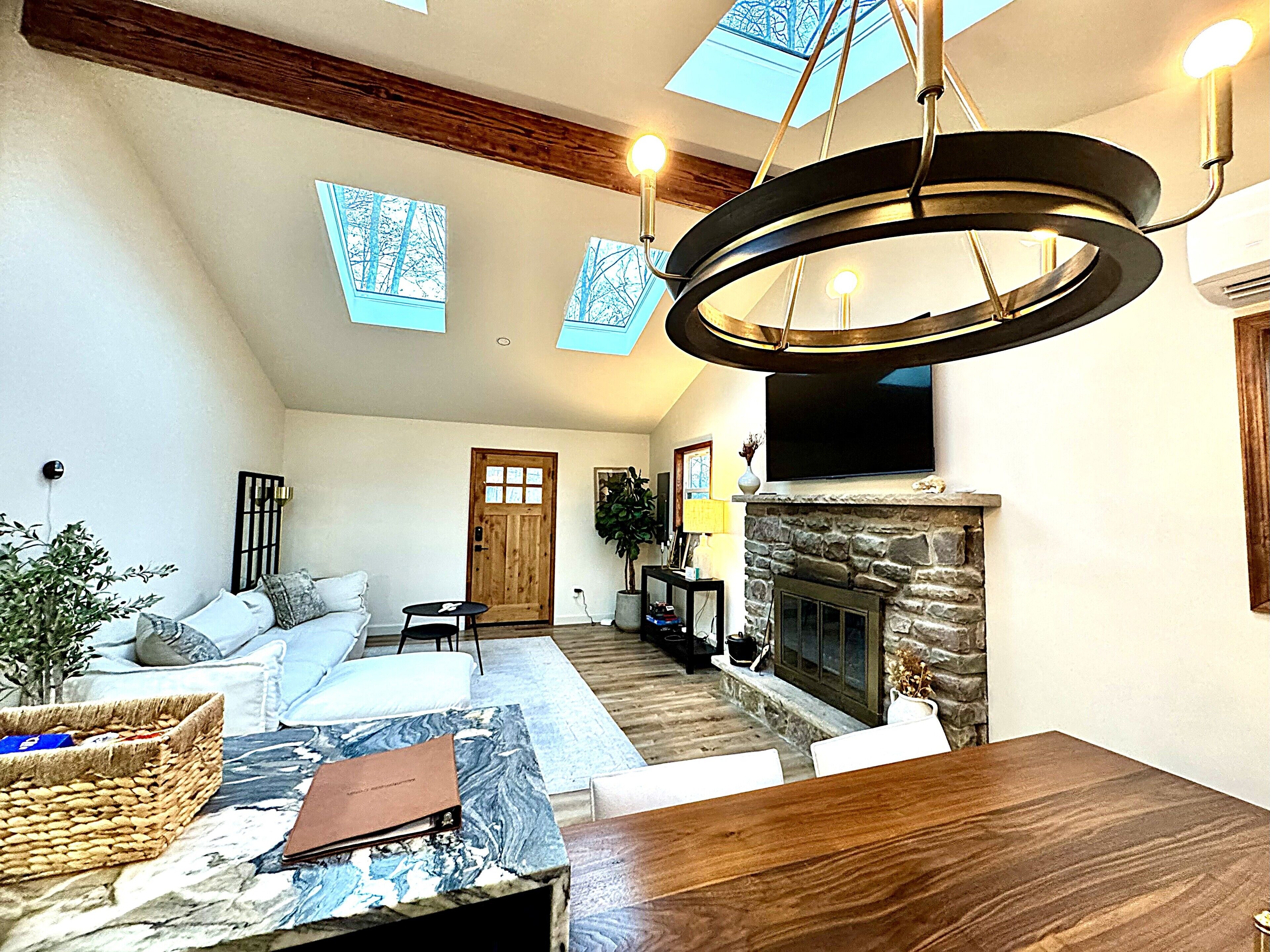 Smart-tv, een open haard en een kantoor